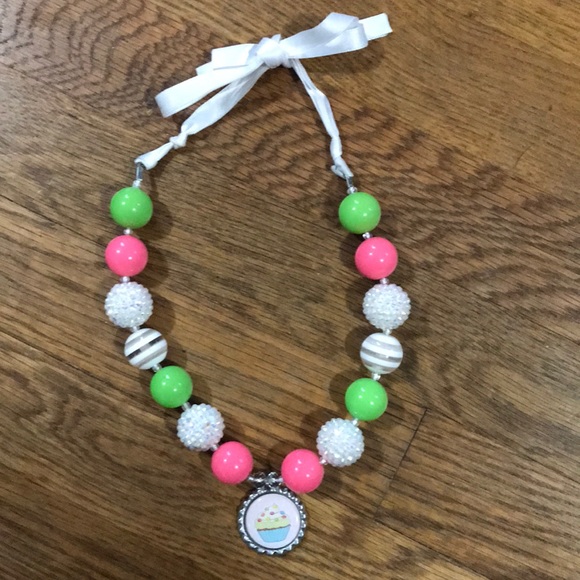 Girls Chunky Bead Necklace with cupcake charm - Picture 1 of 4